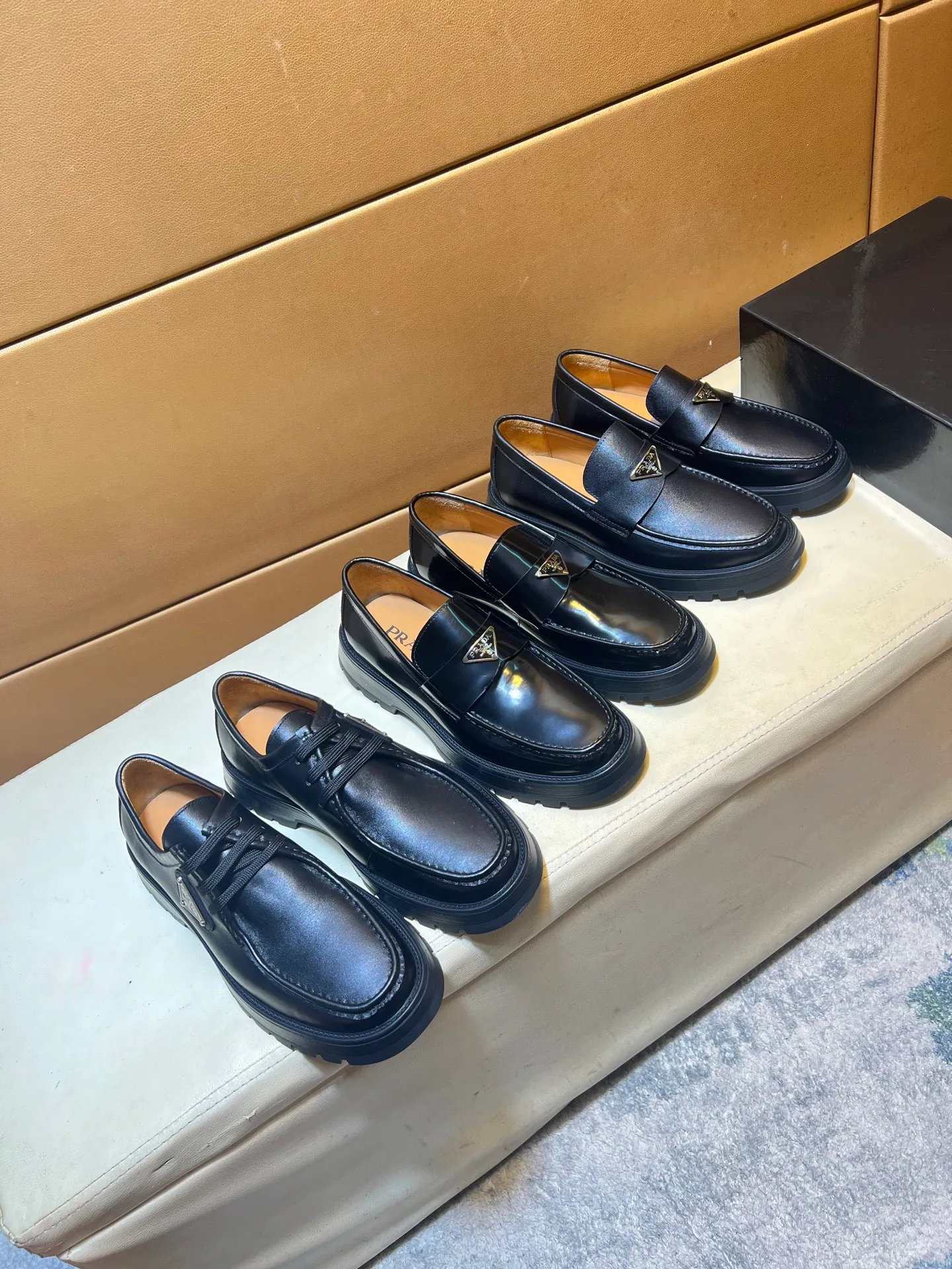 pp440💰👑👑👑 PRADA·PRADA Niuli·Exclusive first launch·～Unique modern style sneakers. Counter purchasing 🏃casual leather shoes😍😍 original shiny leather imported from Italy (refuses to discolor and rub feet) soles: original soles specially provided by the original factory, super cool 😍 lace up and walk with wind 👍 style design ⚠️ super comfortable, wear-resistant and non-slip original soles. Just like shooting the real thing🎬The real thing is better. Suitable for outdoor and driving👍Perfect high-quality sneakers, men's shoe size: 38-44